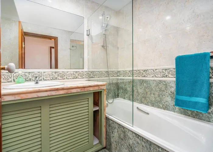 Two Bedroom - 110m2, Ac, Terrace, Wi-fi 公寓 *